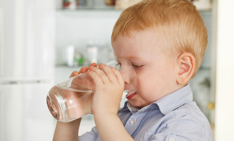 Cho trẻ uống nhiều nước 1